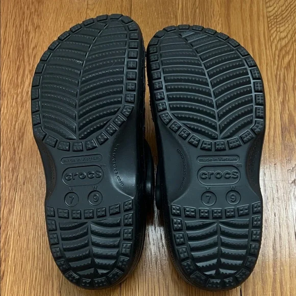 CROCS Classic Black Clogs - Picture 3 of 3